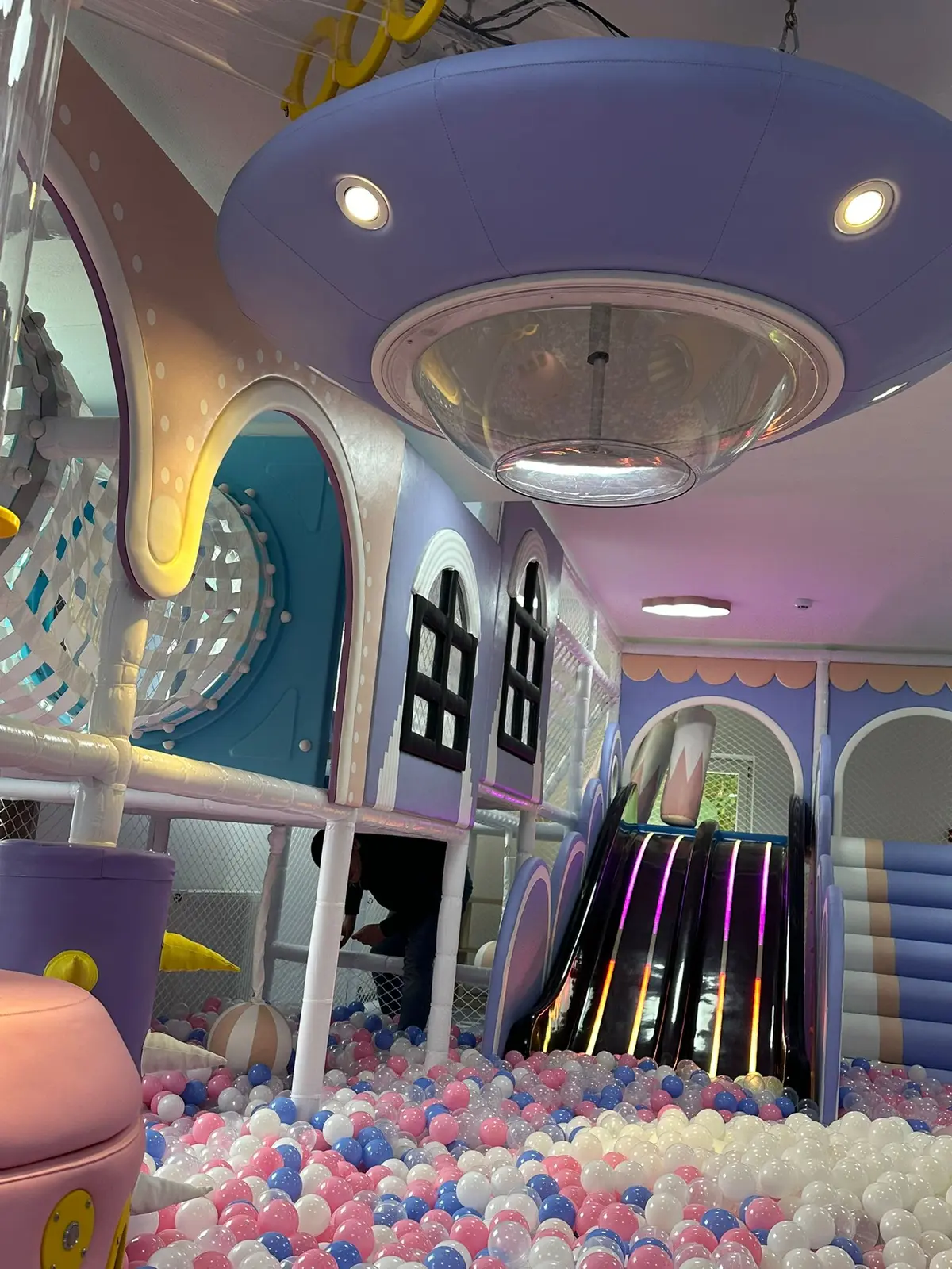 Futuristinė žaidimų erdvė Futuristinė žaidimų erdvė